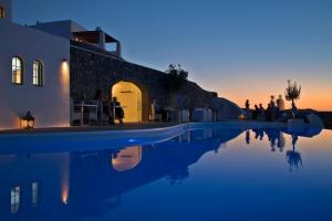 Bazén v ubytovaní Carpe Diem Santorini alebo v jeho blízkosti