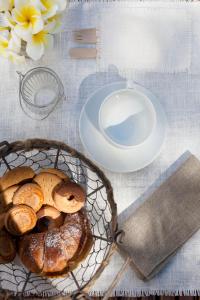 un tavolo con un cesto di pane e un piatto di Hotel Mercanti di Mare a Santa Marina Salina