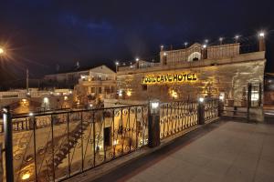 OrtahisarにあるFosil Cave Hotelの夜の建物前柵