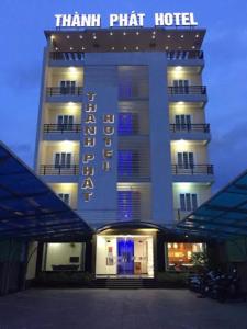 un hotel con un letrero que lee Titan Plaza Hotel en Thanh Phat Hotel, en Dũ Lộc