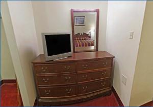 TV a/nebo společenská místnost v ubytování Rumford Motor Inn