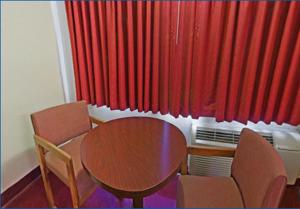 Posezení v ubytování Rumford Motor Inn