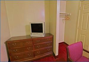 TV a/nebo společenská místnost v ubytování Rumford Motor Inn