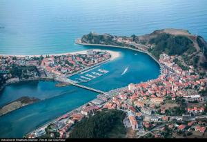 una vista aérea de una ciudad junto a un cuerpo de agua en Marina, en Ribadesella