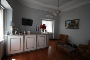 - un salon avec un canapé et une table dans l'établissement Dom Carlos I, à Portimão
