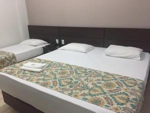 Postel nebo postele na pokoji v ubytování Hotel Notre Dame + 27 fotografií