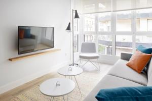 Televízia a/alebo spoločenská miestnosť v ubytovaní Marina Suite by FeelFree Rentals