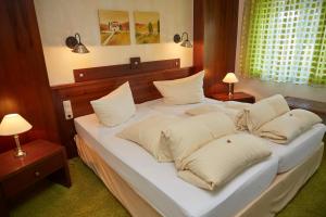 Postel nebo postele na pokoji v ubytování Flair Hotel Zum Schwarzen Reiter