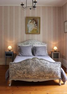 Salles-ArbuissonnasにあるChateau de Breuil en Beaujolaisのベッドルーム(大型ベッド1台、ソファ付)