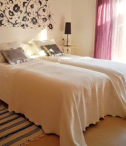 トレ・パチェコにあるMasquestar Mar Menorのベッドルーム1室(隣り合わせのベッド2台付)