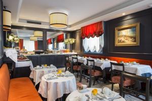 فندق رابالو في فلورنسا: مطعم بطاولات وكراسي وبار