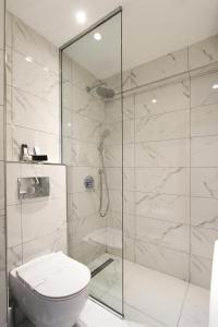 イスタンブールにあるPisa Hotelのバスルーム(トイレ、ガラス張りのシャワー付)
