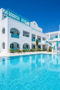 Bazén v ubytování Santellini Hotel nebo v jeho okolí