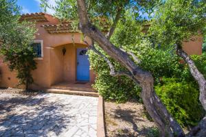 サント・マキシムにあるLuxueuse Villa - Golfe de St Tropezの青い扉と木のある家