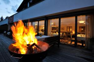 eine große Feuerstelle auf der Terrasse eines Restaurants in der Unterkunft The Vista Hotel in Brixen