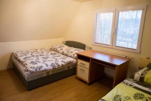 Un pat sau paturi într-o cameră la Relax na Morave