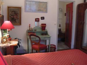 BuxyにあるChambres d'hôtes la Graineterieのベッドルーム(デスク、椅子、ベッド付)