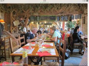 un grupo de personas sentadas en una mesa en un restaurante en Baie de Somme Villa gros Becs en Dominois