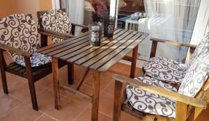 トレ・パチェコにあるMasquestar Mar Menorの木製テーブル(椅子2脚付)と花瓶1台