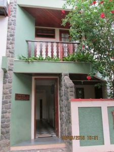 un edificio con balcón en la parte superior en Pousada Beija Flor, en Cambuci