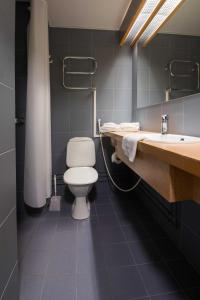 Ванная комната в Hotelli Uninen Loviisa