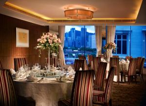 Um restaurante ou outro lugar para comer em The Kowloon Hotel