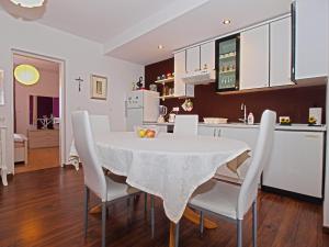 Kuchyň nebo kuchyňský kout v ubytování Apartments Ilija 1363