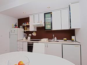 Kuchyň nebo kuchyňský kout v ubytování Apartments Ilija 1363