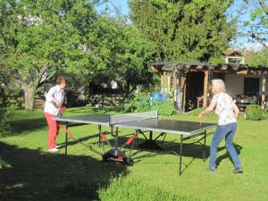 zwei Frauen, die Tischtennis spielen in der Unterkunft Haus Meßmer in Bad Dürrheim