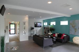 a living room with two couches and a blue wall at Flygplatshotellet in Landvetter