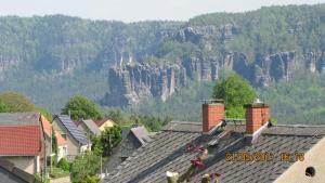 eine Stadt mit Häusern und Bergen im Hintergrund in der Unterkunft Haus Läsker - Sächsische Schweiz in Mittelndorf