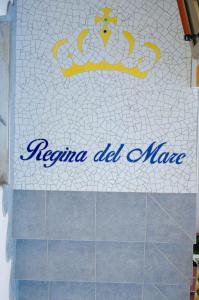 a sign for a bathroom with a regina did manage at Hotel Regina del Mare in Ischia