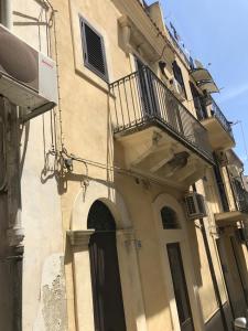 a building with a balcony on the side of it at Cartia 91 in Ragusa