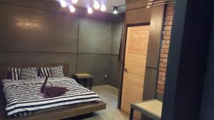 1 dormitorio con 1 cama con manta blanca y negra en I-Talay Loft, en Ko Samed
