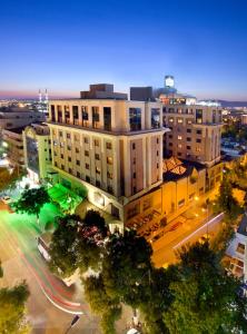 فندق توكجان في غازي عنتاب: منظر علوي لمبنى في مدينة في الليل