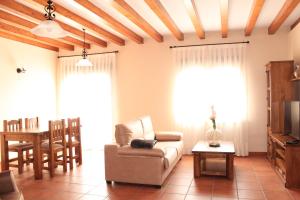 sala de estar con sofá y mesa en Apartamentos Los Rosales de Isabel, en Corral de Ayllón