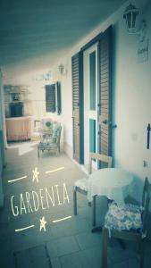 un soggiorno con un cartello che dice sardinia di Villa Gardenia a Ostuni