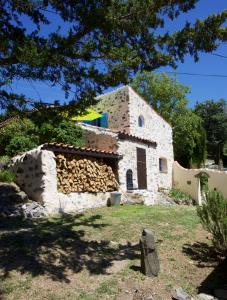 una vieja casa de piedra con un montón de cortafuegos en Moulin de Perle, en Fosse