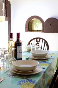 una mesa con platos y botellas de vino. en Moulin de Perle, en Fosse