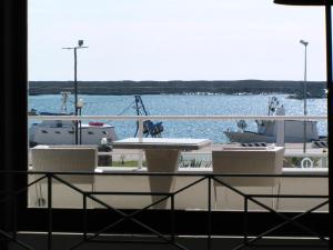vistas a un puerto deportivo con barcos en el agua en Abitare in Vacanza, en La Caletta