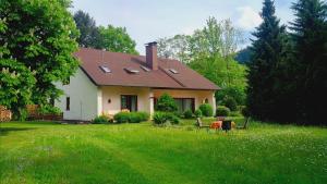 uma casa branca com um telhado vermelho num quintal em Haus Annemarie em Goldkronach
