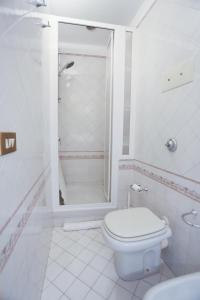 チェファルにあるCaracciolo Loungeの白いバスルーム(トイレ、シャワー付)