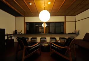 een kamer met een tafel en stoelen en een licht bij Kiraku Kyoto Higashiyama in Kyoto
