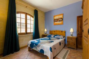 เตียงในห้องที่ Il-Wileġ Bed & Breakfast