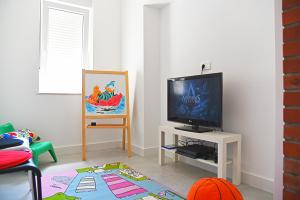 Televízia a/alebo spoločenská miestnosť v ubytovaní Besker Apartment