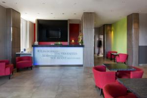 TV a/nebo společenská místnost v ubytování Best Western Seine West Hotel