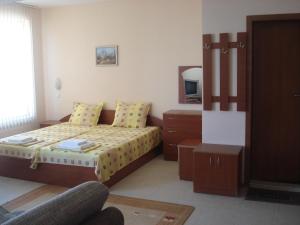 een slaapkamer met een bed en een ladekast bij Villa Rouge in Sozopol +32 foto's