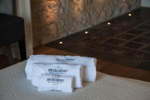dos toallas sentadas sobre una mesa en Petrosino, en Palermo