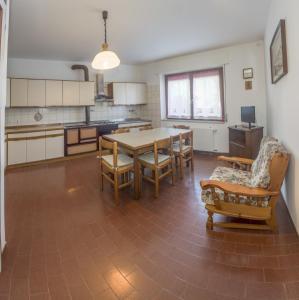 Albergo Diffuso Balcone sul Friuliにあるキッチンまたは簡易キッチン