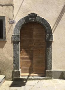 une porte en bois sur le côté du bâtiment dans l'établissement La residenza dell'Artista, à Bagnoregio